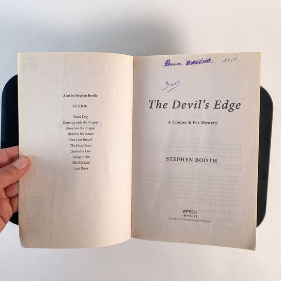 2/$25 - The Devil's Edge by Stephen Booth - Picture 4 of 14